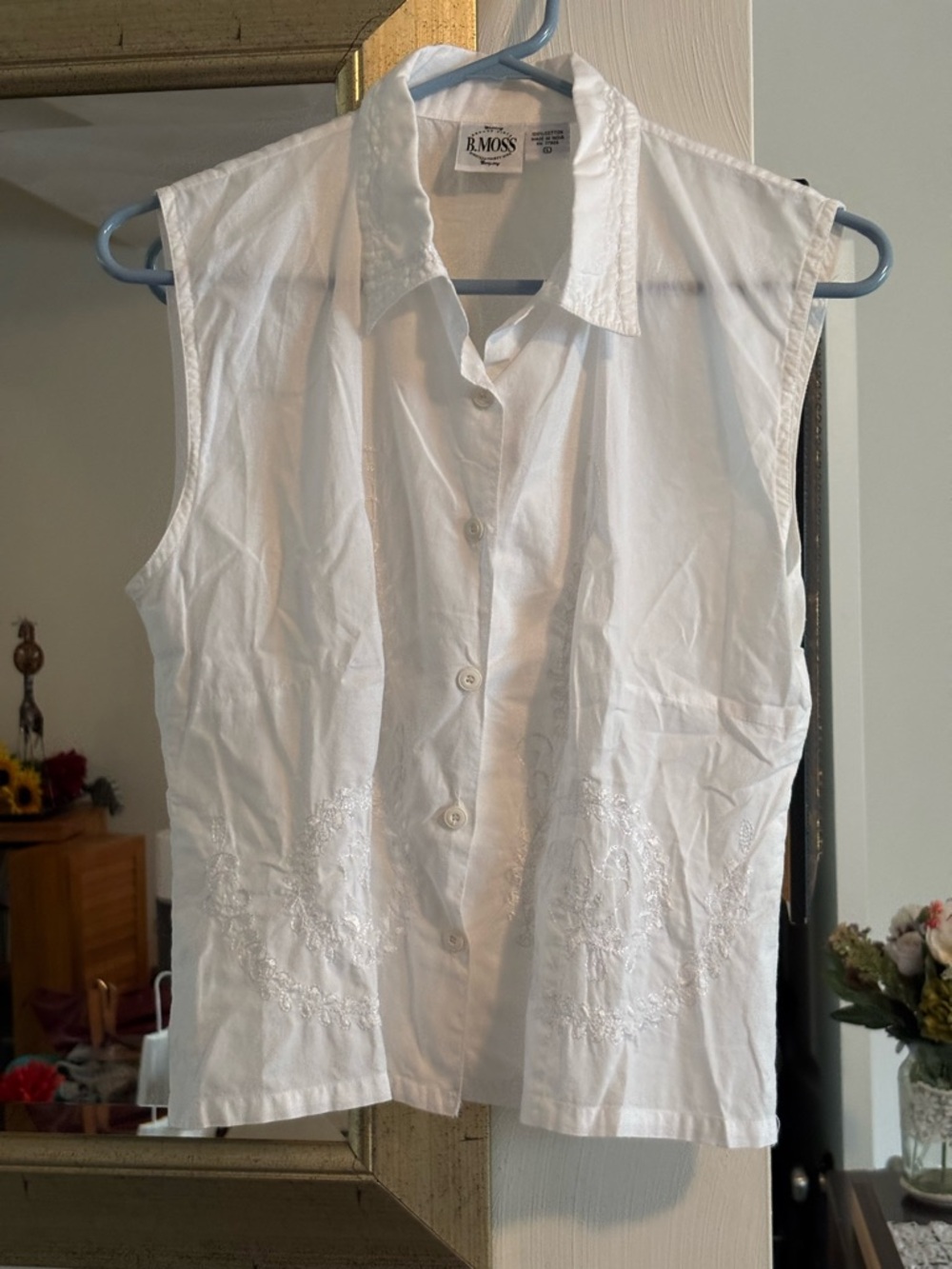 B. Moss White Sleeveless Embroidered Button-Up Blouse - Picture 9 of 11